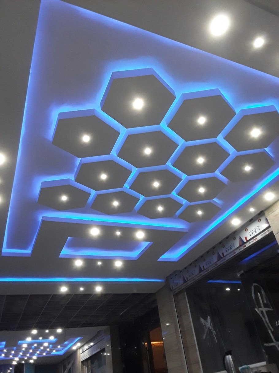 Потолок из гипса с подсветкой