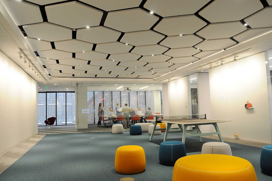 Потолок в общественном помещении