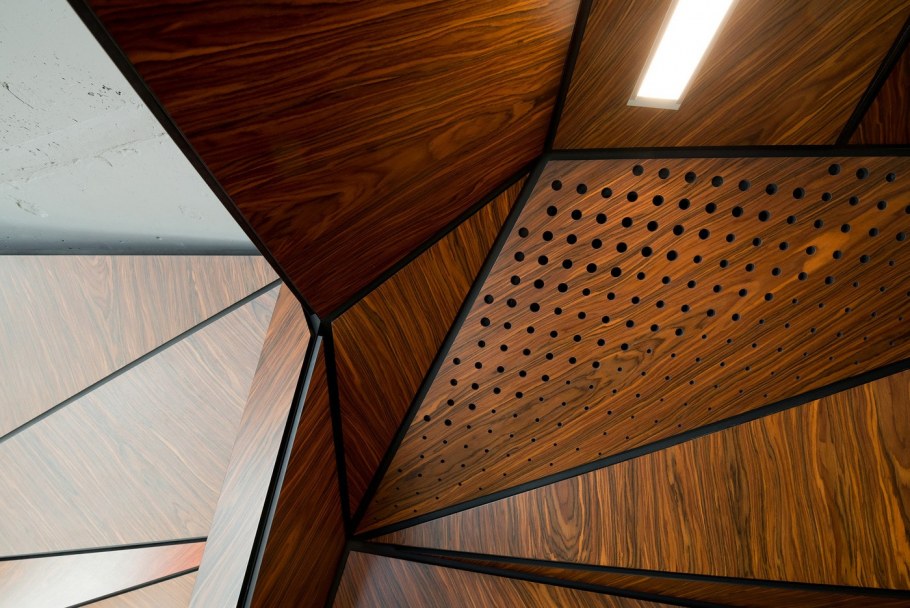 Ломаные линии на потолке