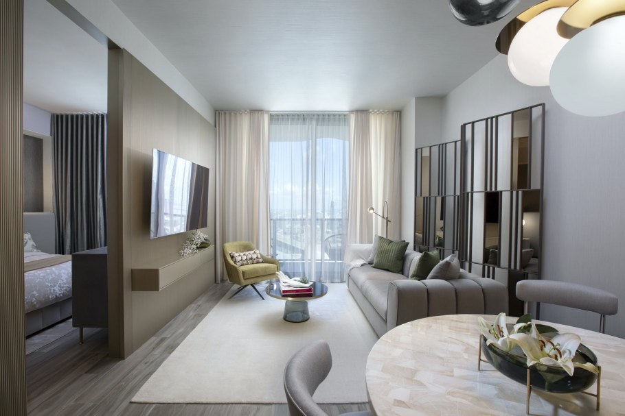 Стеллаж за диваном в гостиной