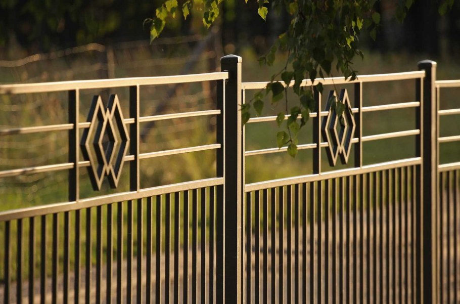 Металлические заборы и ограждения