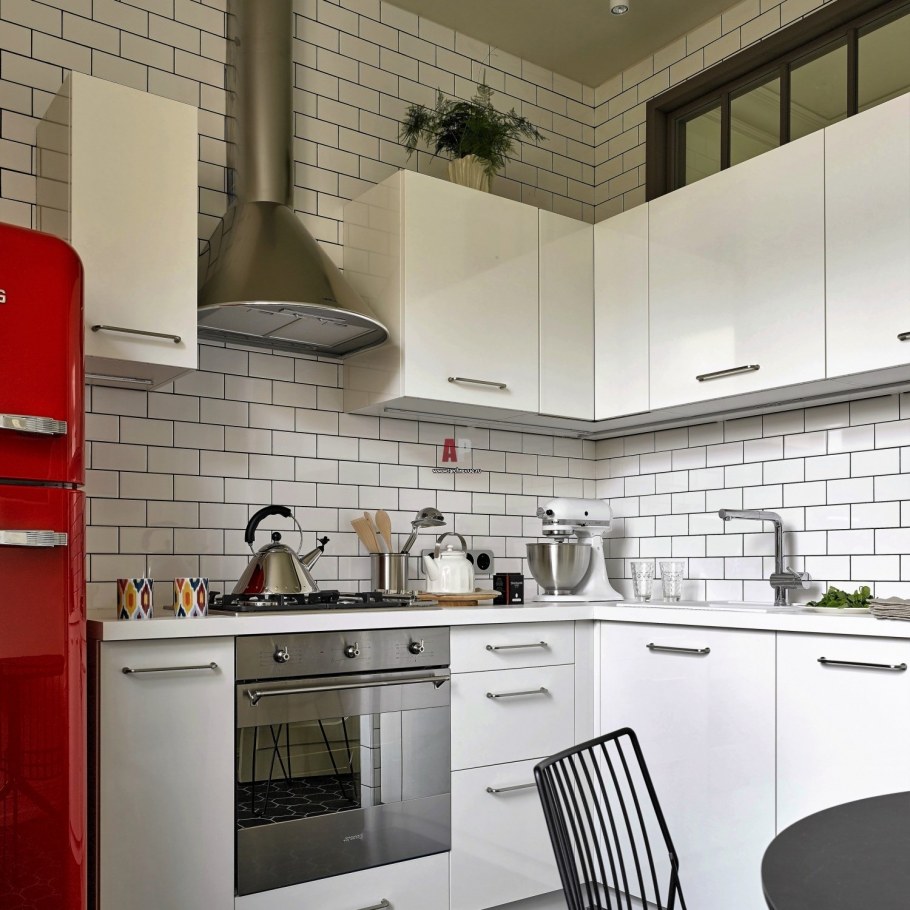 Белая плитка в интерьере кухни