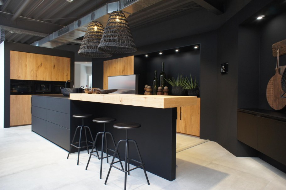 Черная матовая кухня с деревом