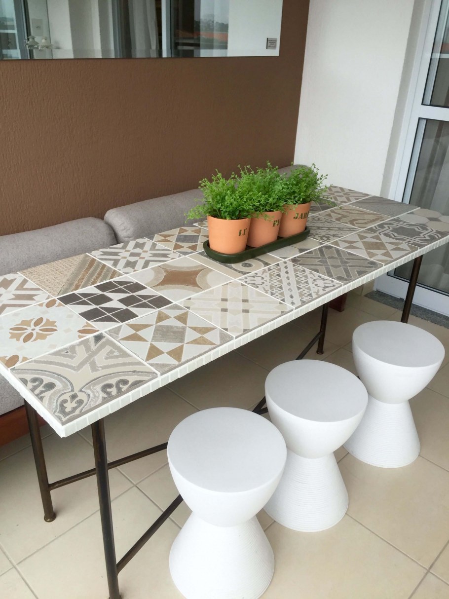 Кухонный стол из плитки