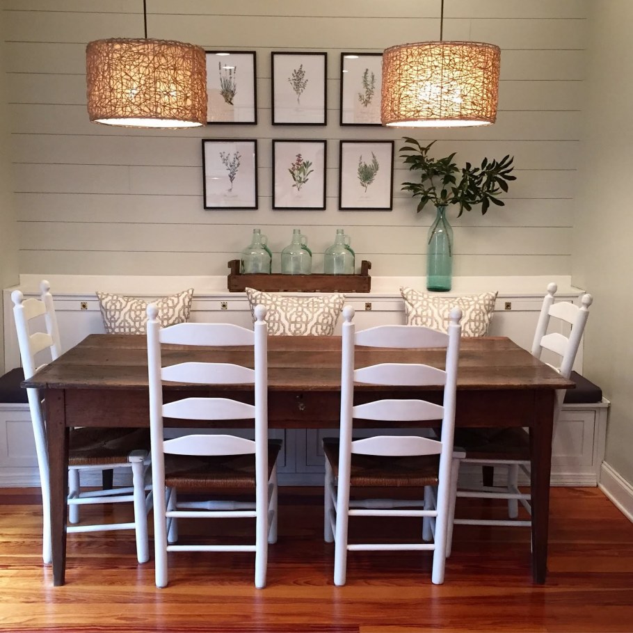 Обеденная зона на деревянной кухне