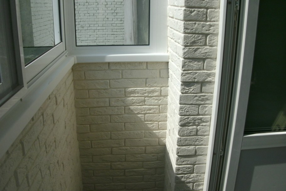 Отделка откосов декоративным кирпичом