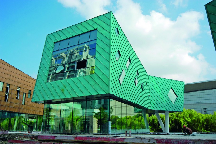 Медь на фасаде школа