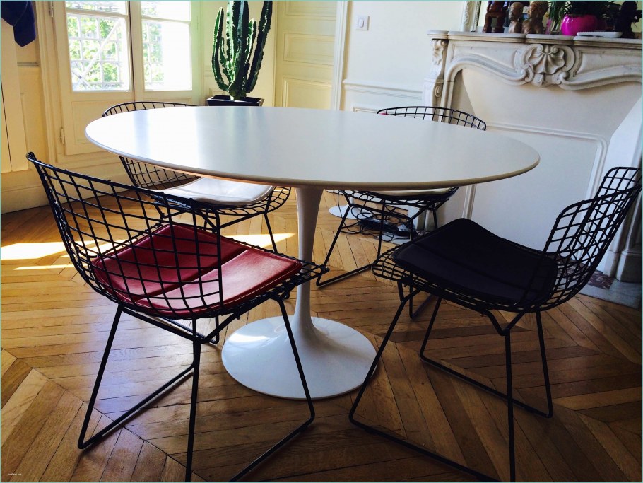 Круглый стол и стулья в стиле Баухауз