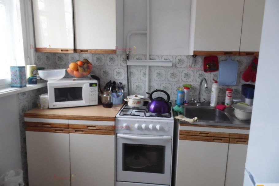 Белый кухонный гарнитур с белой газовой плитой