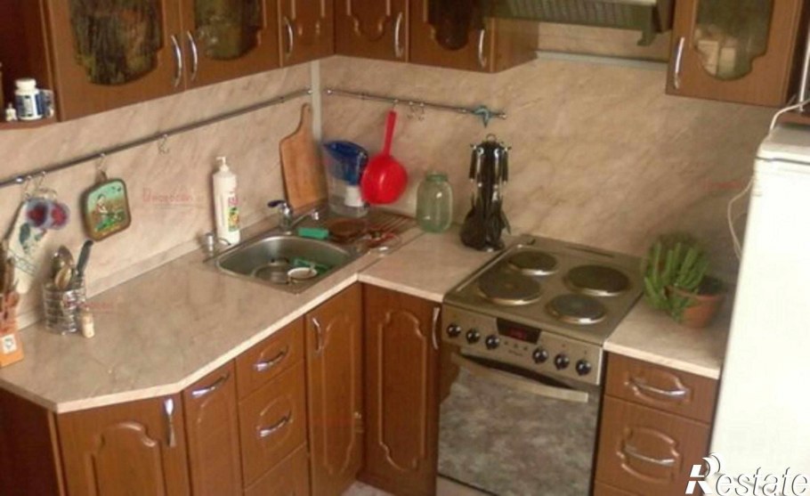 Кухня с отдельностоящей плитой газовой