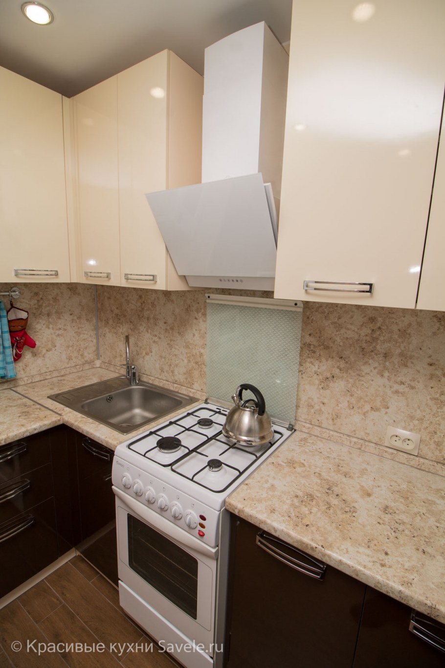 Угловая мойка рядом с плитой