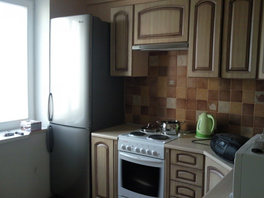 Маленькая бежевая кухня в хрущевке