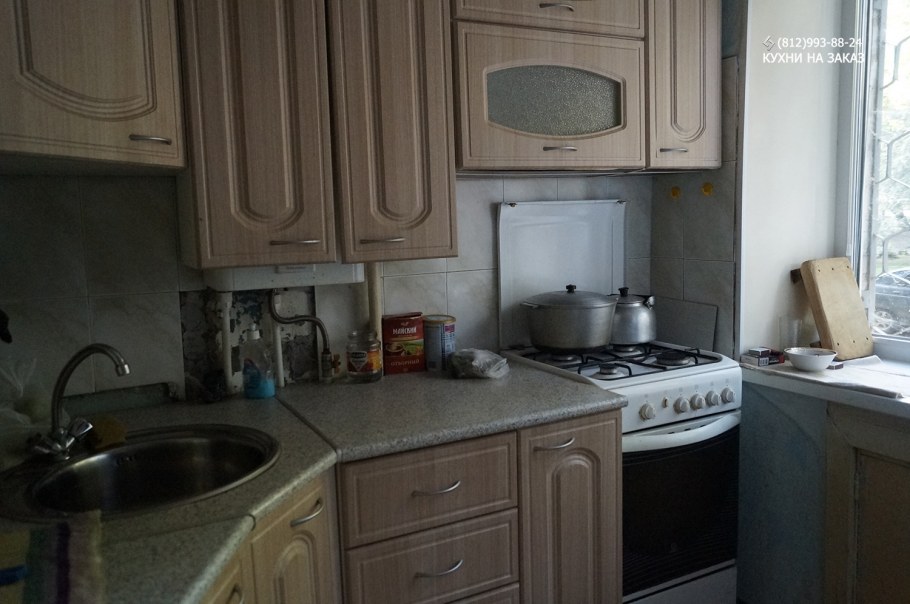 Отдельностоящая плита в кухонном гарнитуре