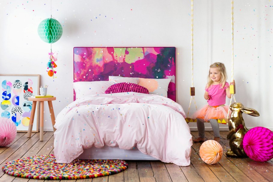 Девочка 10 лет в своей комнате