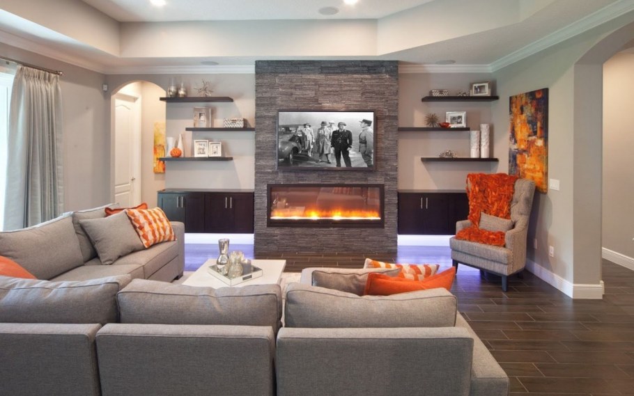 Гостиная с камином и диваном