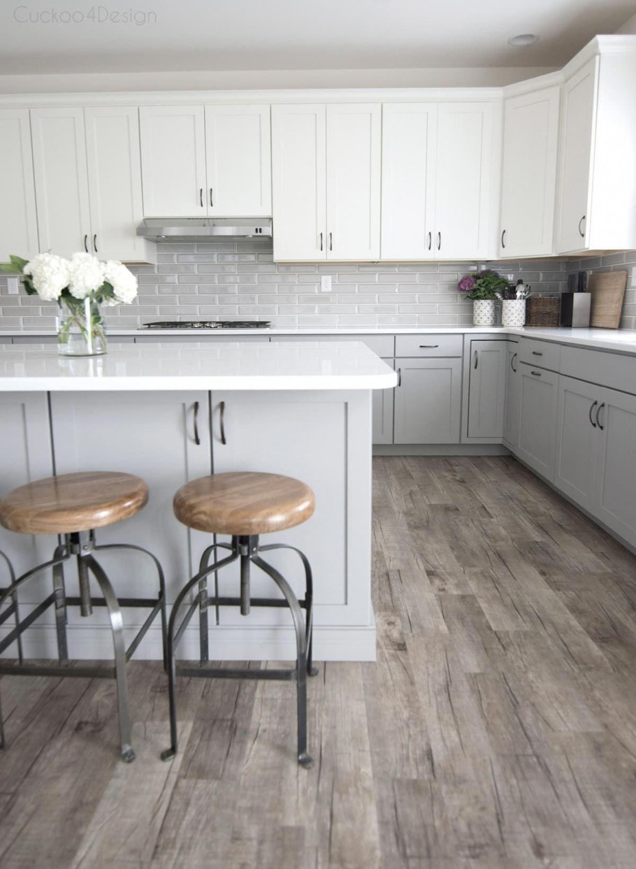 Белая кухня с деревянной столешницей