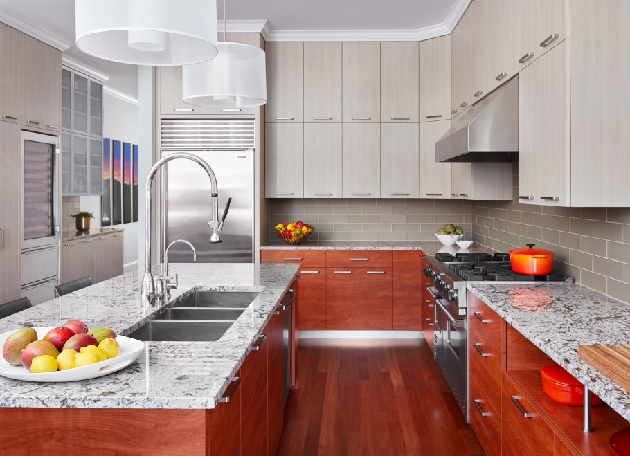 Белая кухня с голубым фартуком