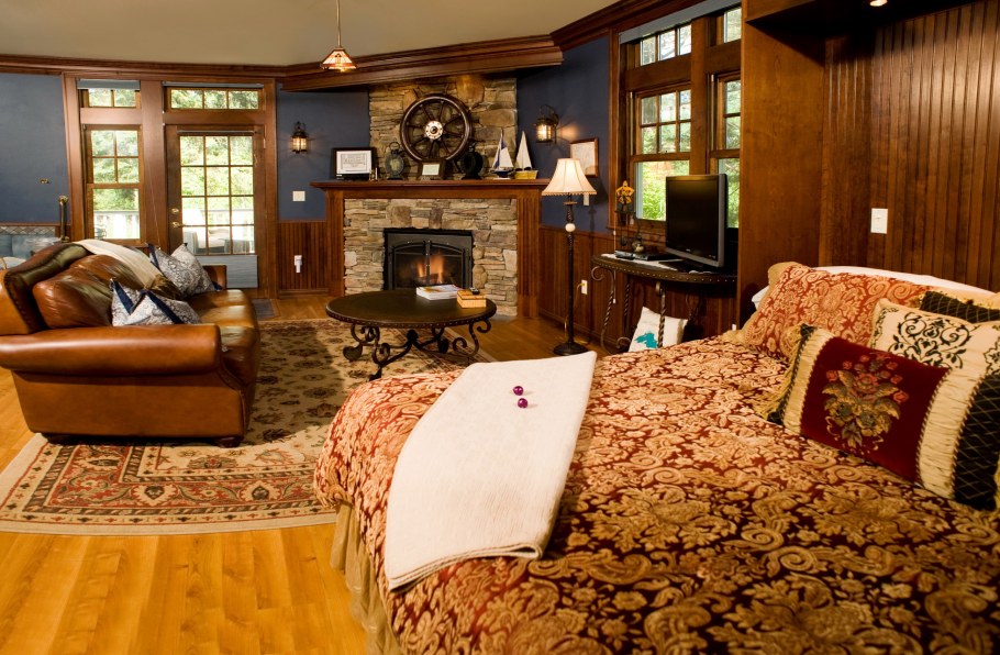 Спальня с камином в особняке