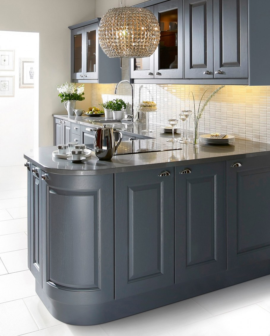 Серая классическая кухня