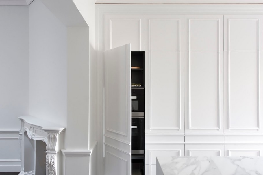 Кухня белая с буазери