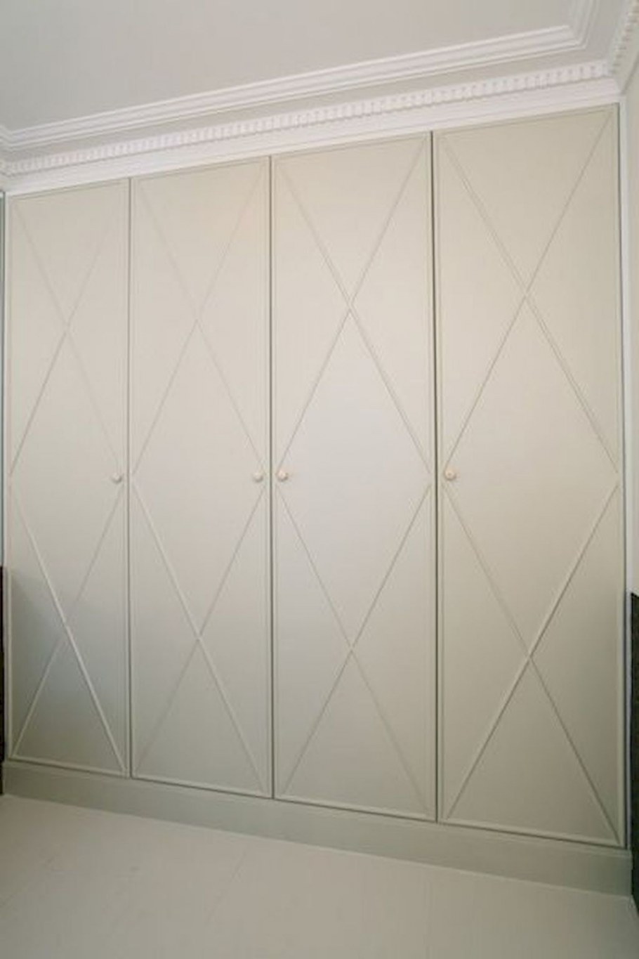 Шкаф с молдингами