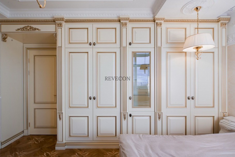 Встроенный шкаф в комнату классика