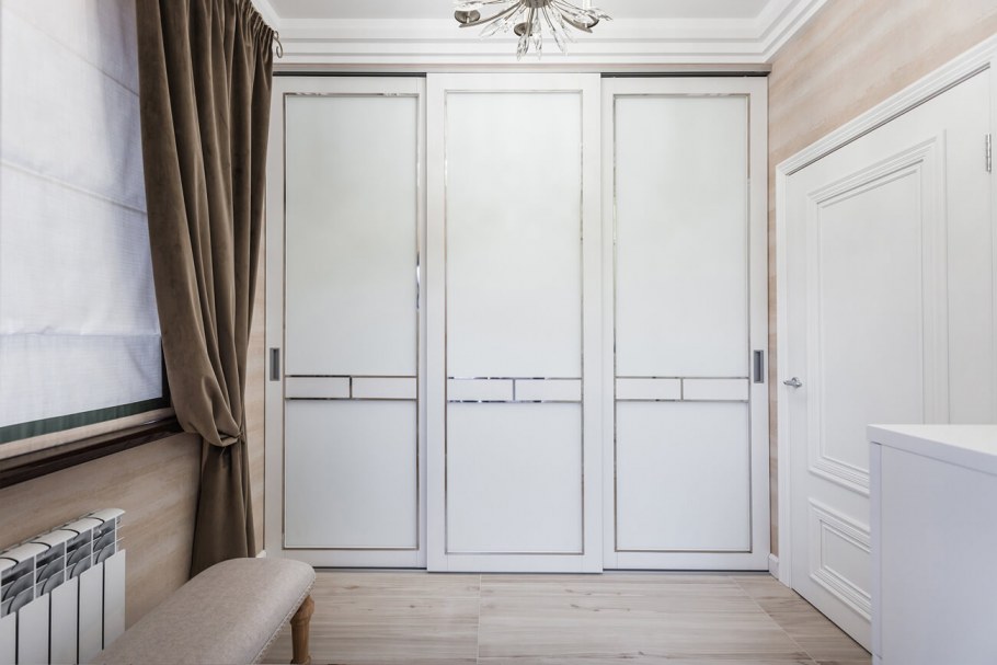 Шкафы с металлическими молдингами