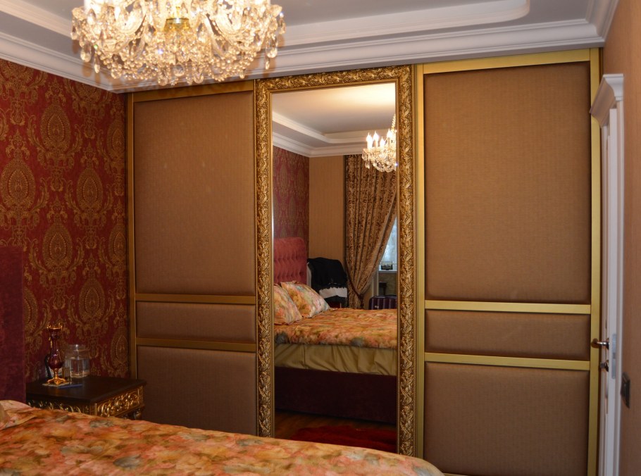 Шкаф купе классика с золотом