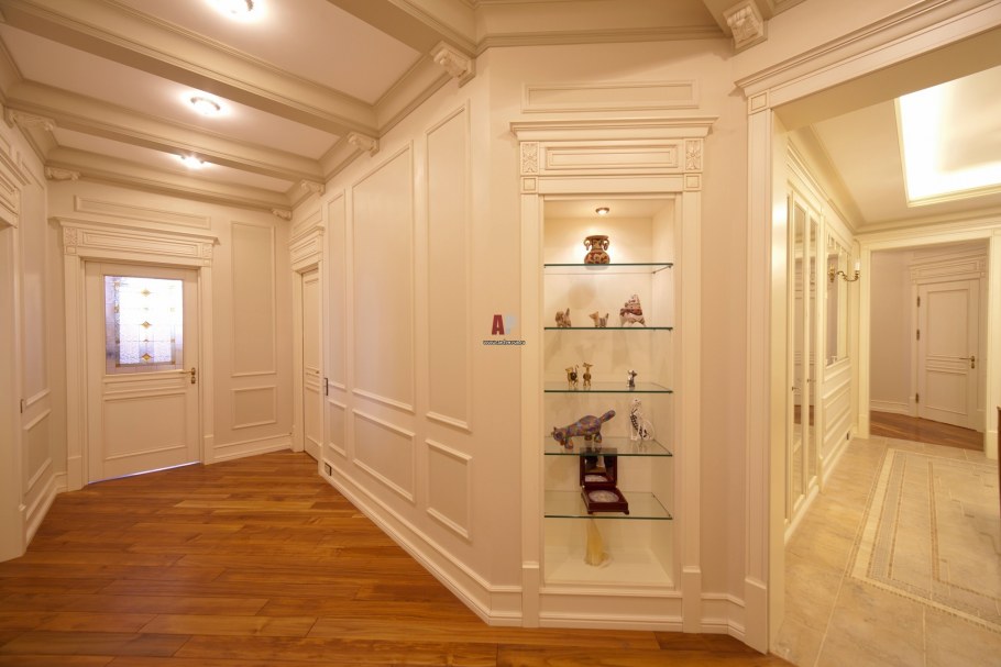 Встроенные шкафы в интерьере с молдингами