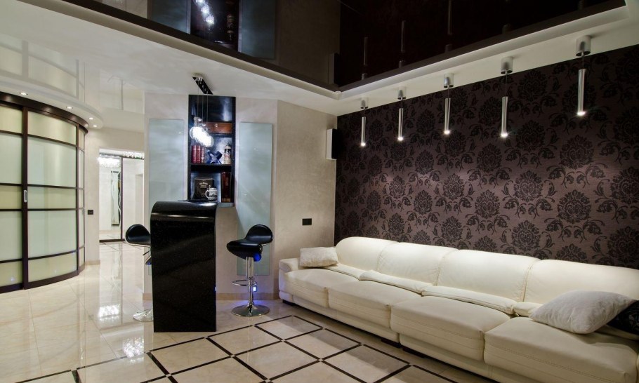 Золотистые обои в интерьере гостиной