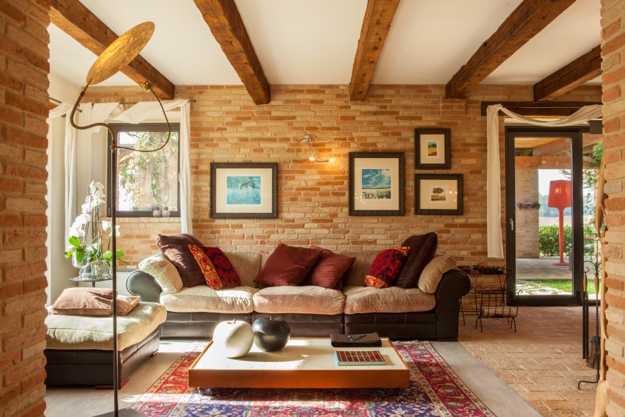 Гостиная отделанная деревом и кирпичем