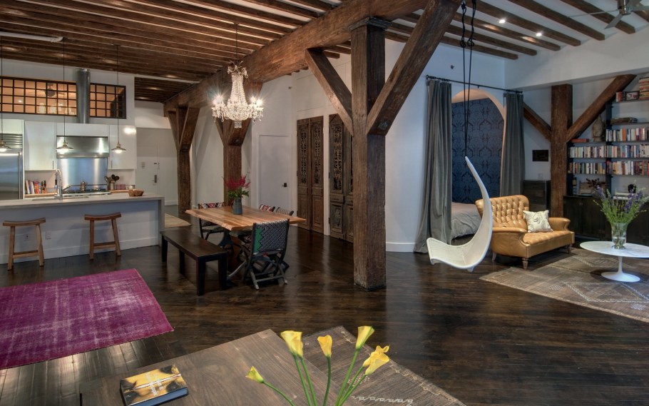 Гостиная с балками на потолке