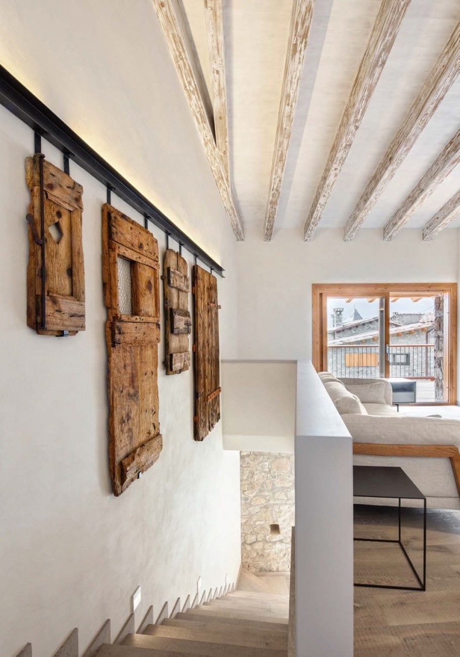 Деревянные балки на стене