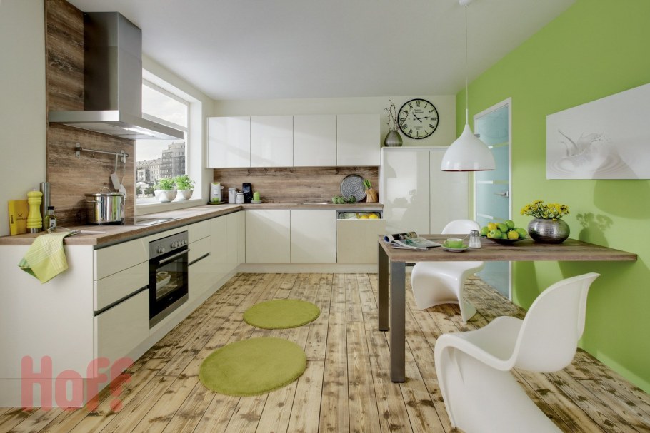 Темно зеленая кухня в загородном доме