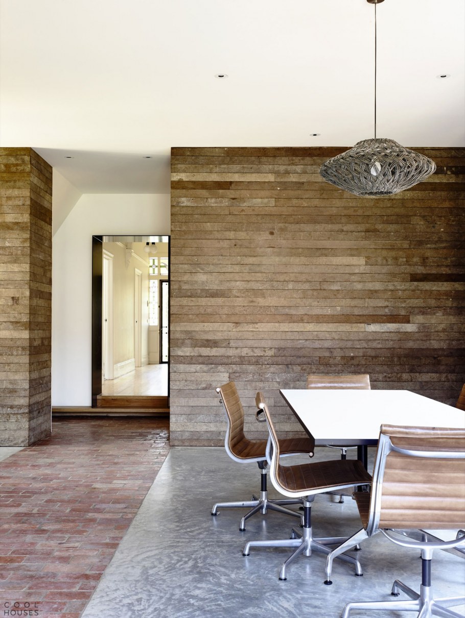 Деревянные панели в интерьере гостиной