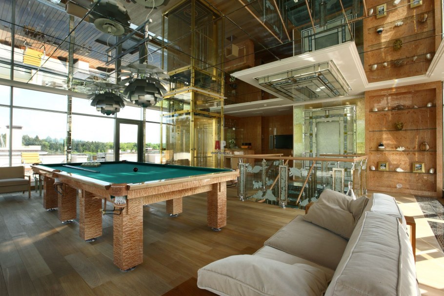 Бильярдная комната в современном стиле