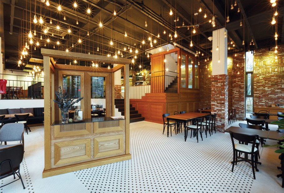 Ресторан снаружи и внутри