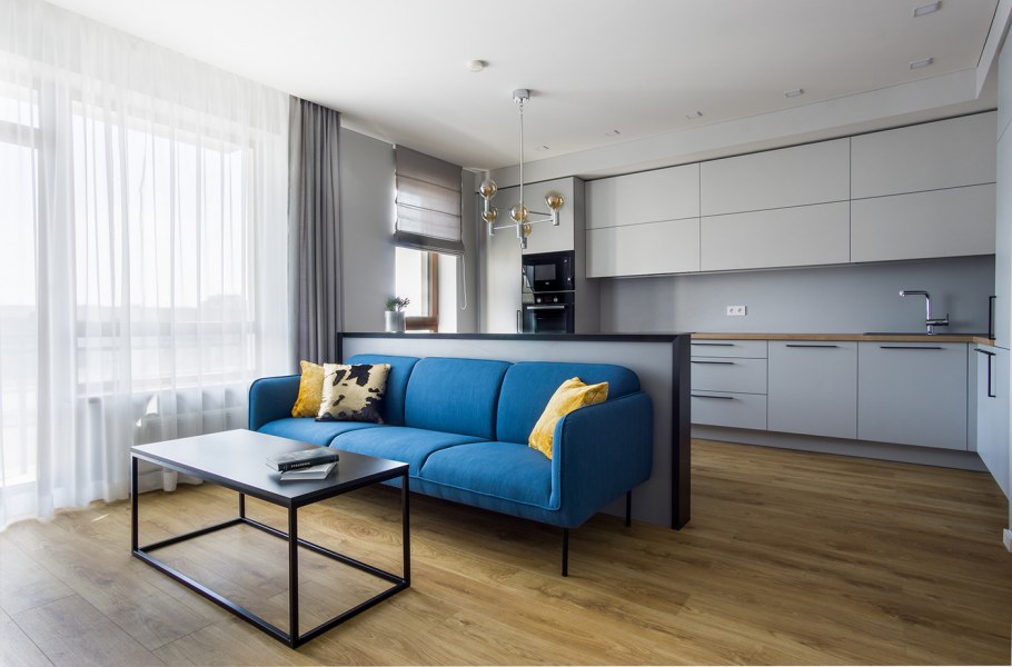 Серая кухня с ярким диваном