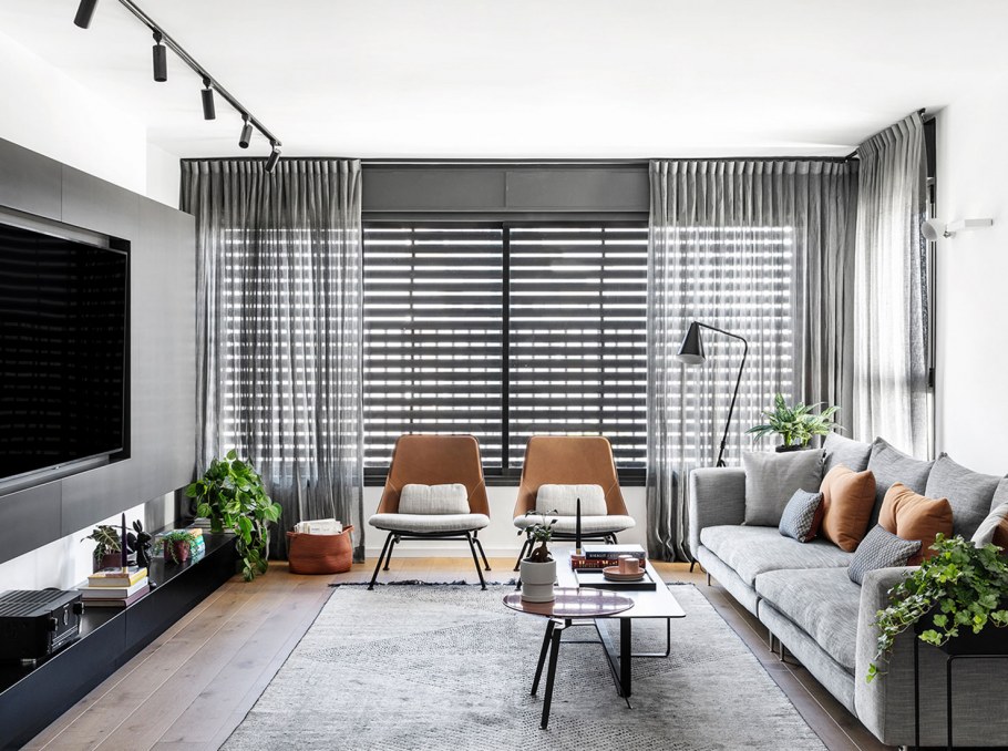 Белая комната с яркими акцентами