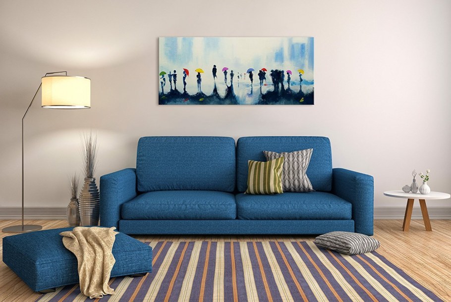 Синий диван в интерьере гостиной