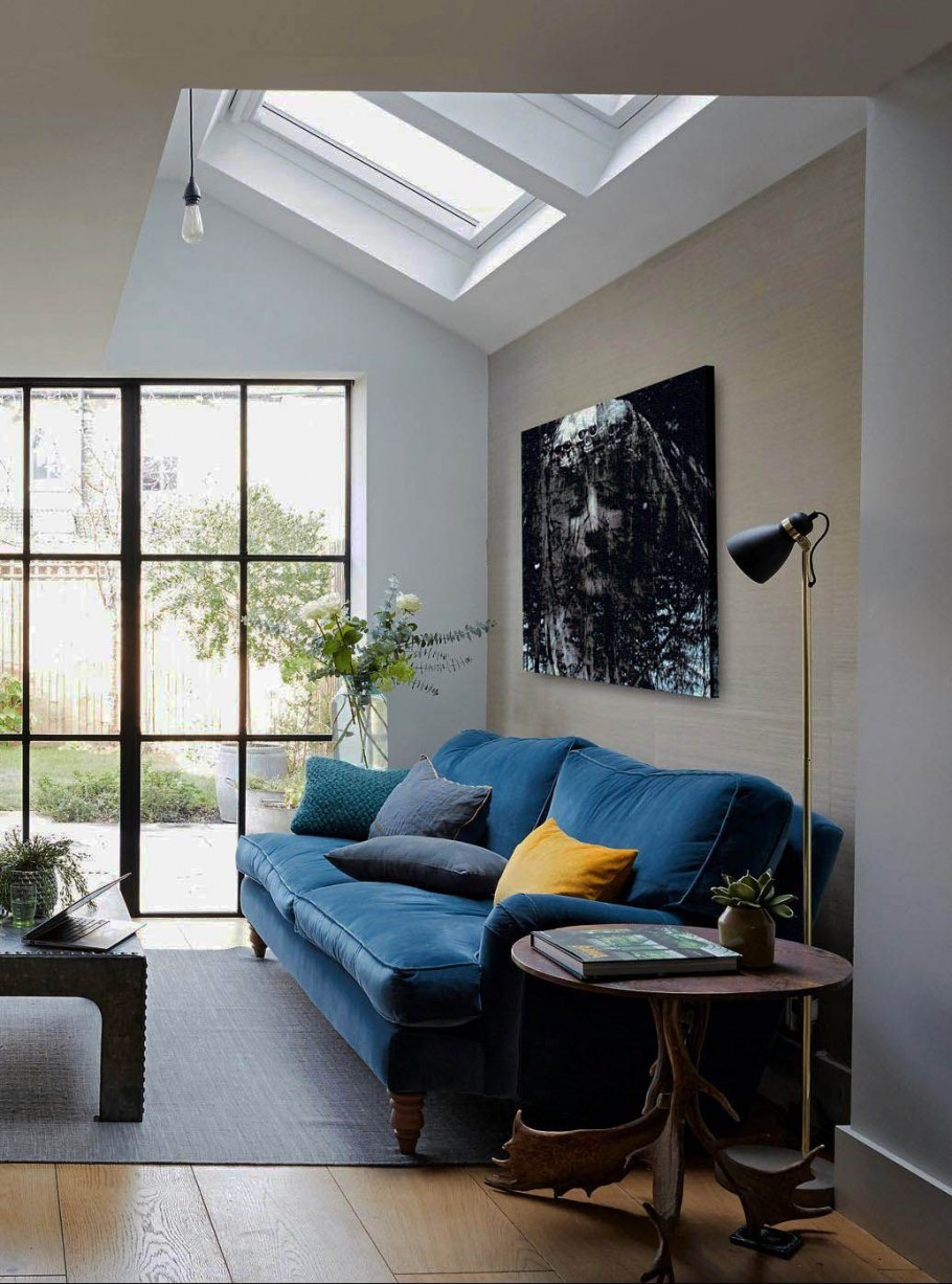 Гостиная с синим диваном