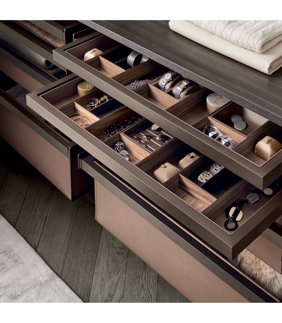 Ящики для аксессуаров в гардеробной