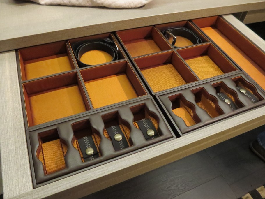 Ящик для украшений в гардеробной