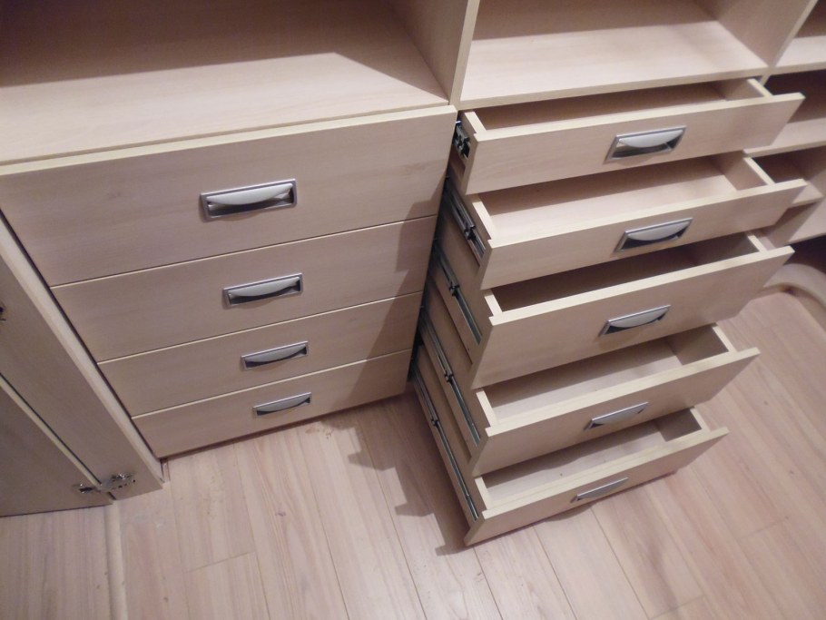 Выдвижные ящики в гардеробной