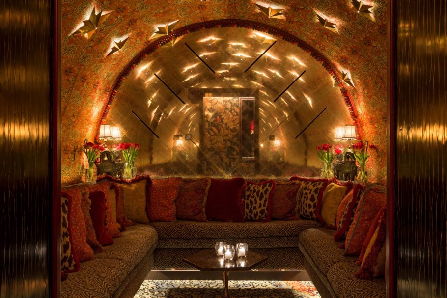 Интерьер клубной сауны в золотом стиле
