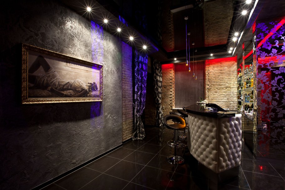 Коридор ночного клуба