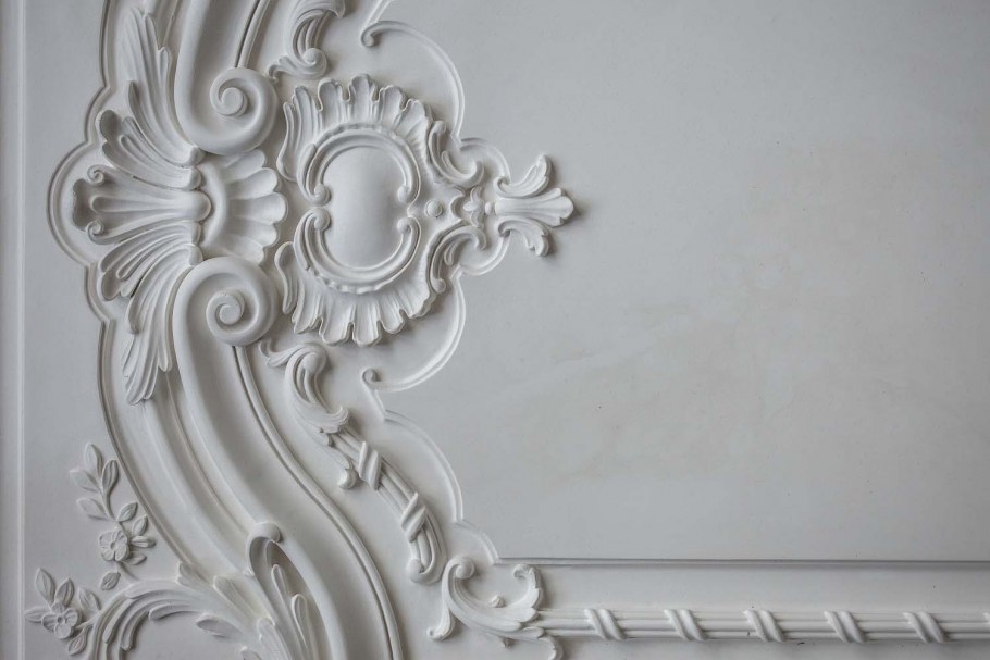 Лепнина в спальне