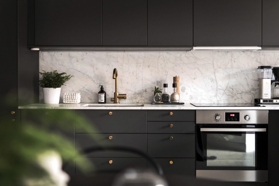 Черный мраморный фартук на кухне