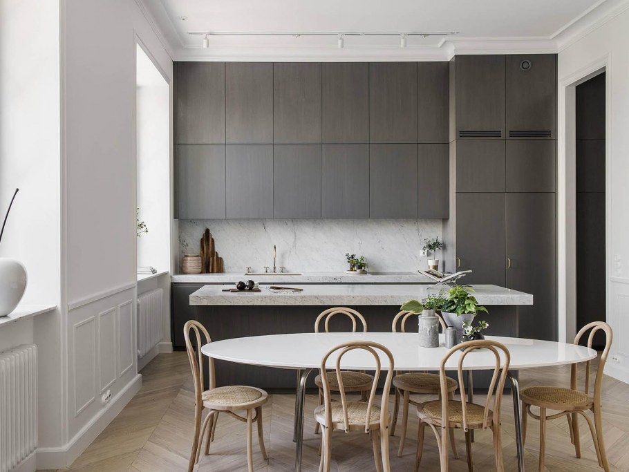 Белая кухня в скандинавском стиле с мраморным фартуком