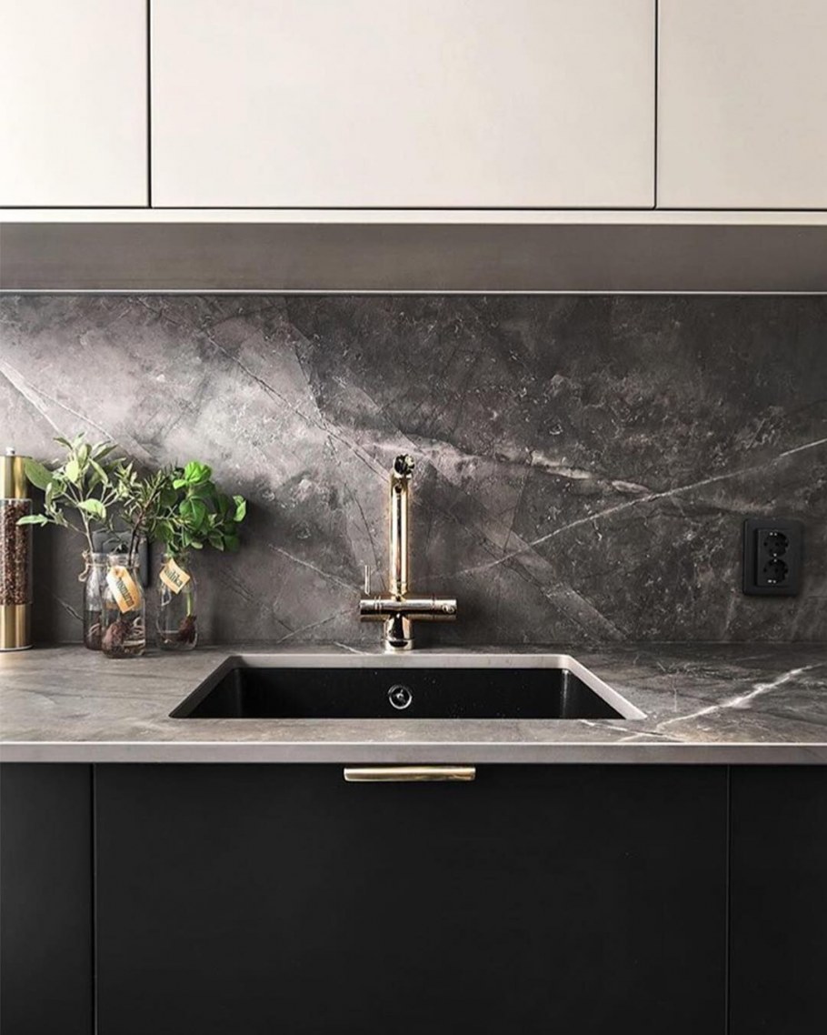 Кухня с мраморной столешницей и фартуком